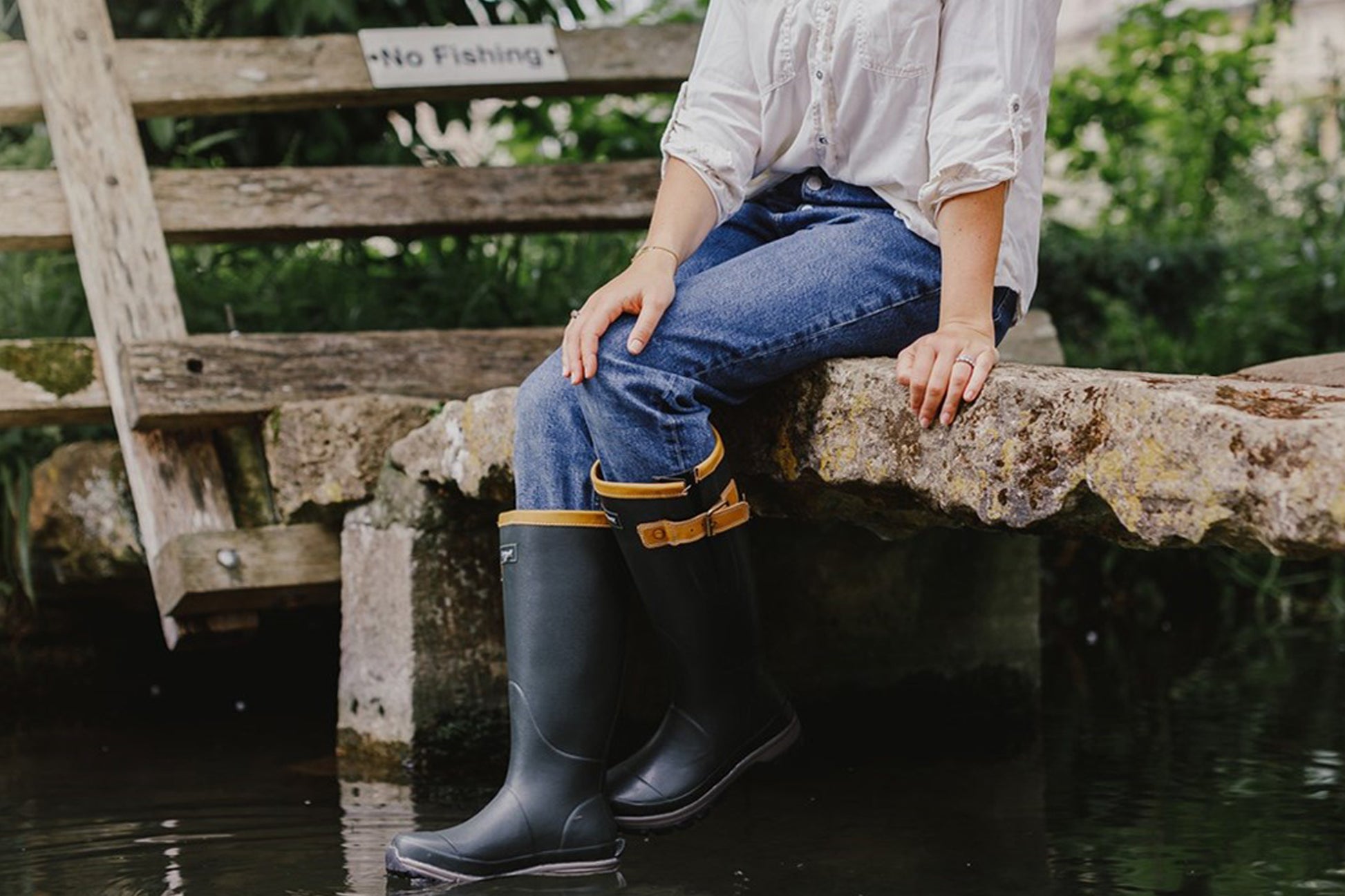 cotswold-stratus-plain-rubber-wellingtons-lifestyle