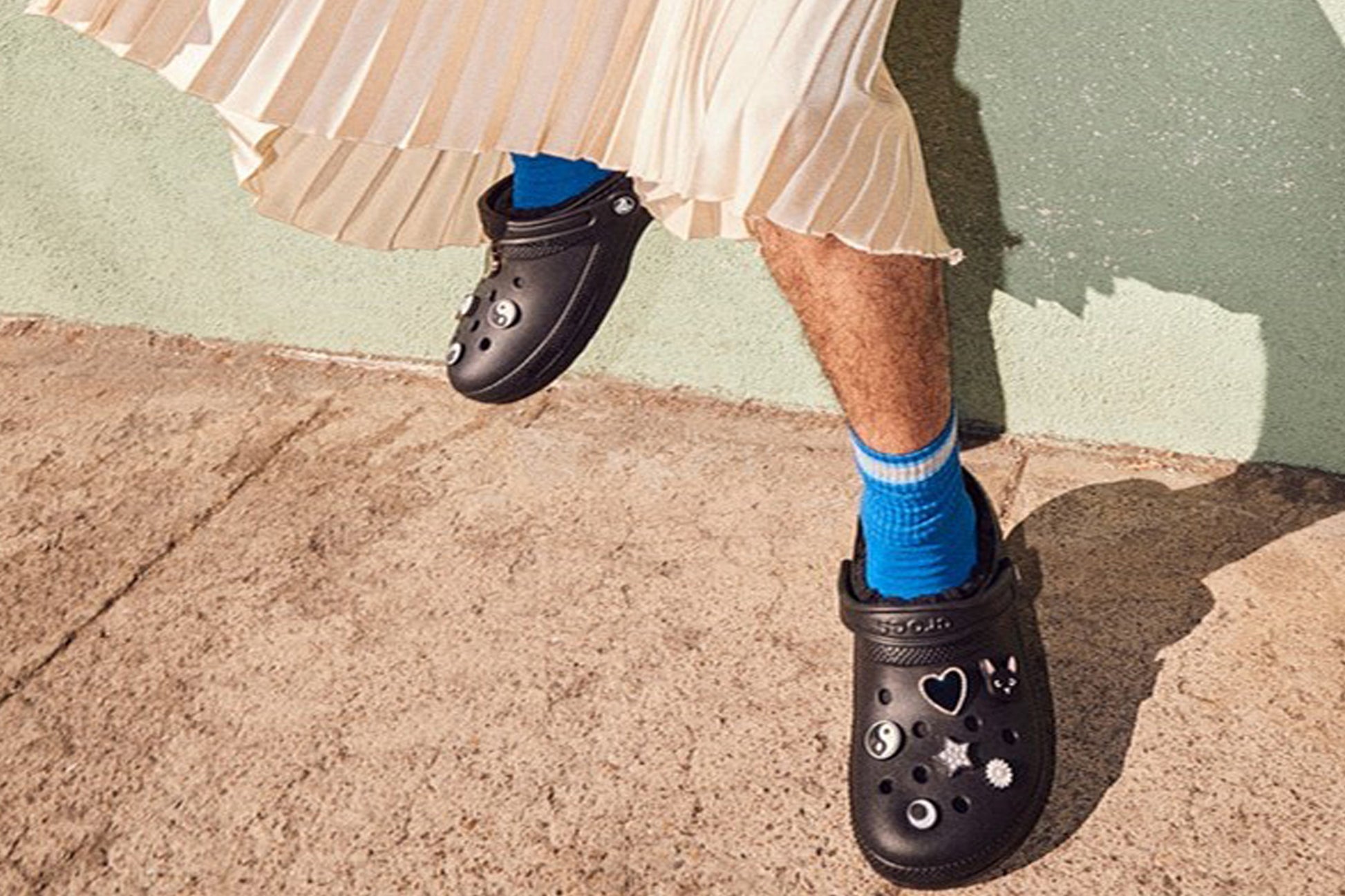 crocs-classic-lined-clog-black-classic-mens-slippers-lifestyle_40cd4692-9d76-48cb-a7fe-eb683175e84a