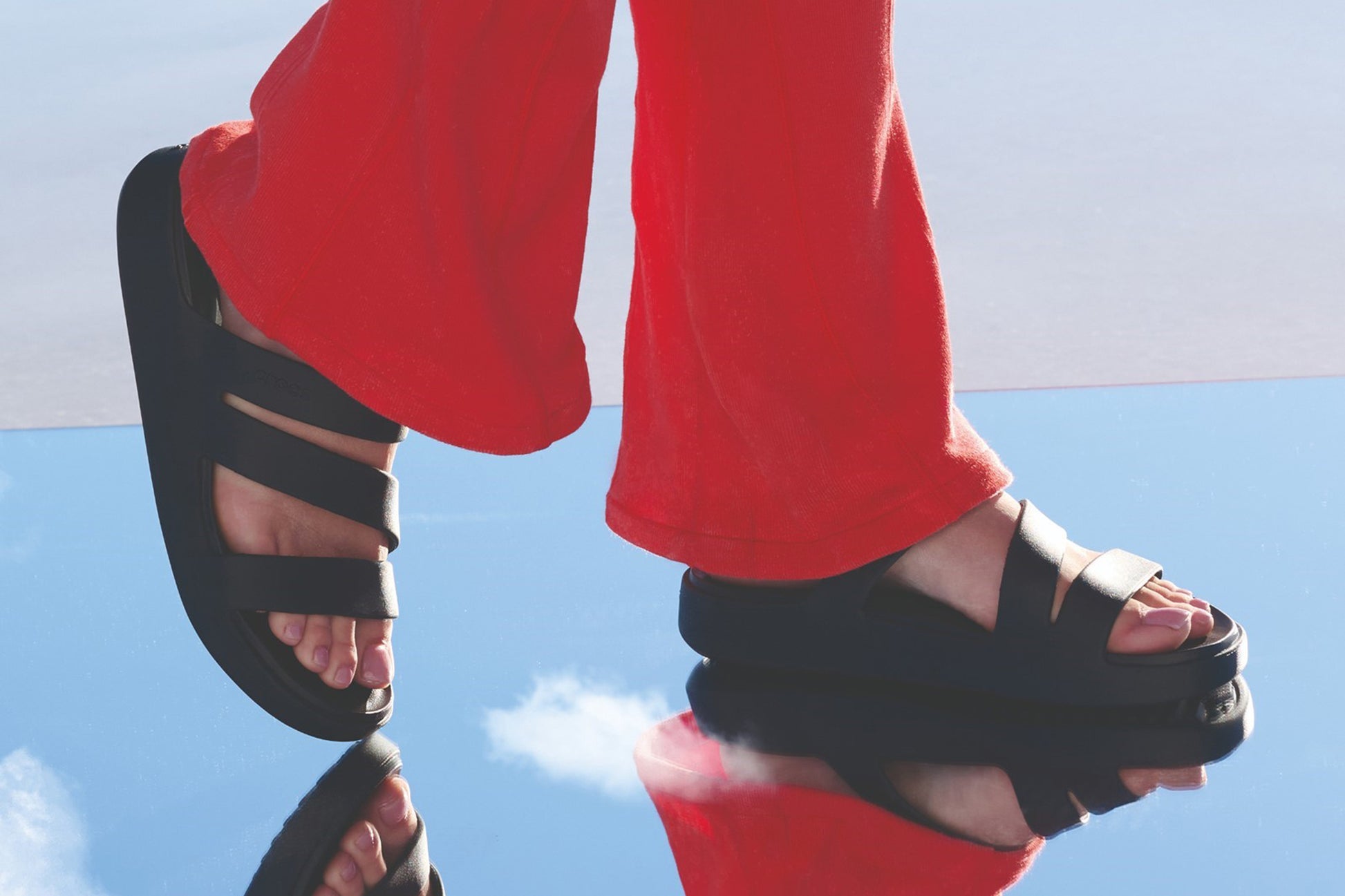 crocs-getaway-strappy-mule-black-mule-ladies-summer-lifestyle2