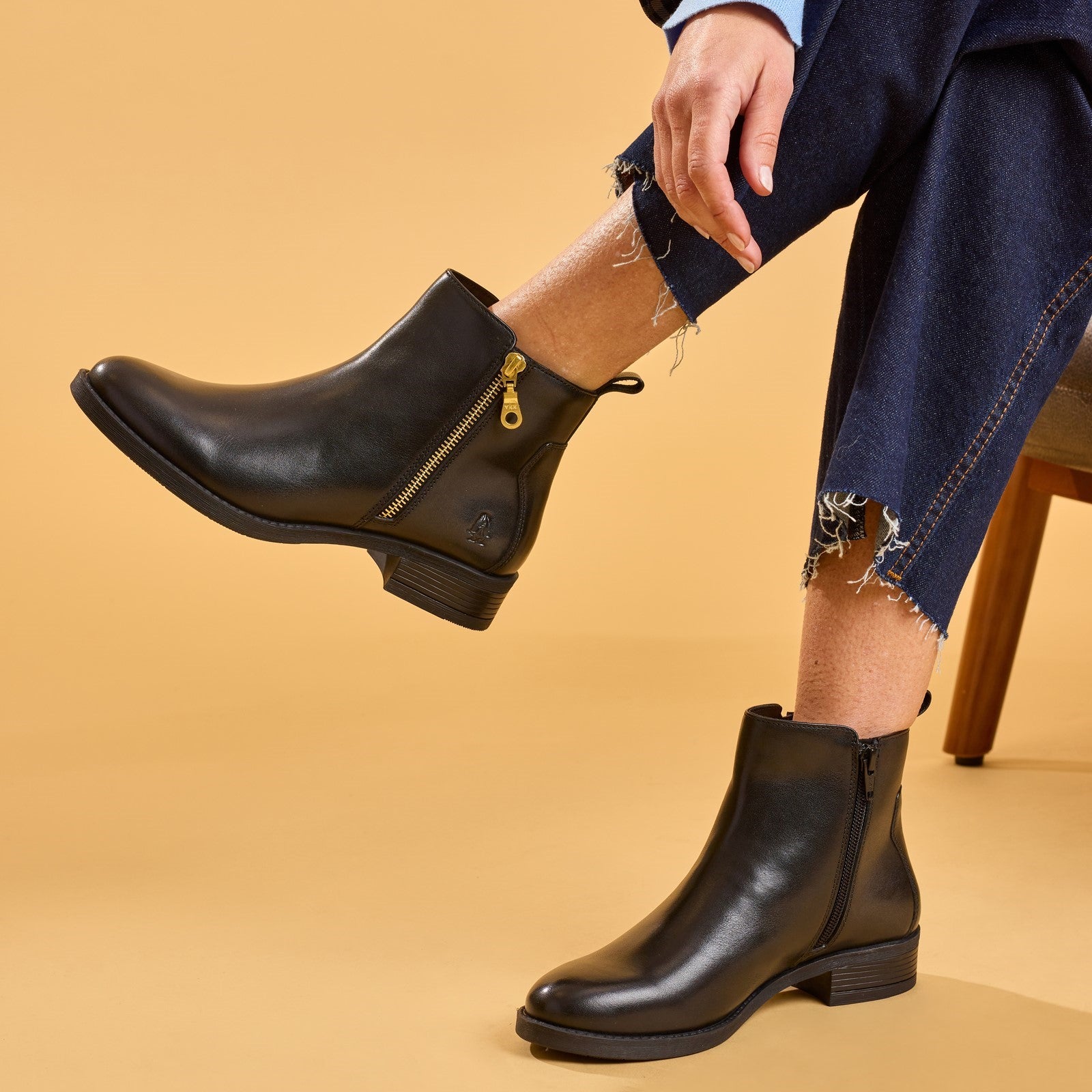 hush-puppies-perry-zip-boot-black_5